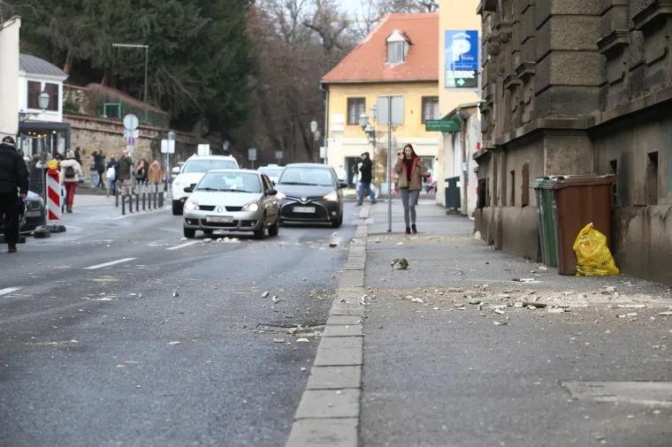 I ZAGREBU IMA &Scaron;TETE: Fao dio fasade s Ministarstva obrane; Liječnici i pacijenti nakon potresa izletjeli na ulicu