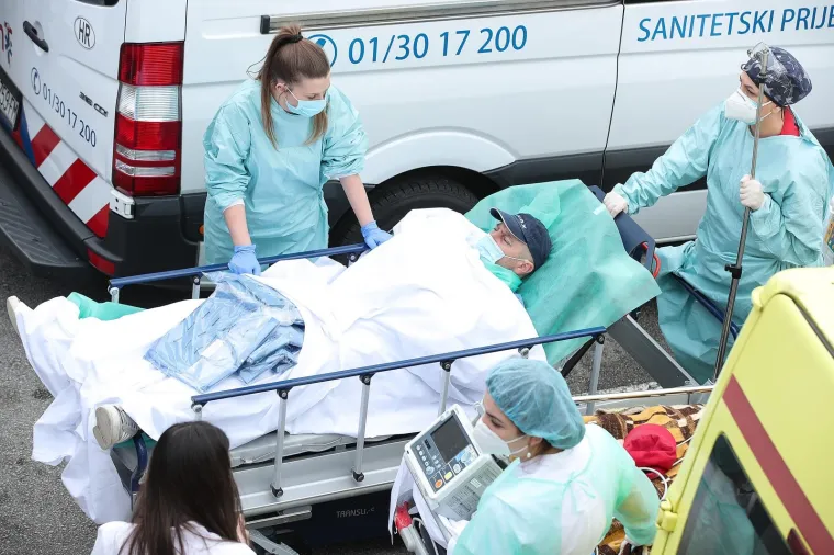 I ZAGREBU IMA &Scaron;TETE: Fao dio fasade s Ministarstva obrane; Liječnici i pacijenti nakon potresa izletjeli na ulicu