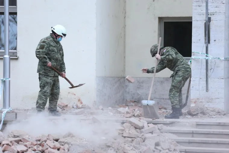 I ZAGREBU IMA &Scaron;TETE: Fao dio fasade s Ministarstva obrane; Liječnici i pacijenti nakon potresa izletjeli na ulicu