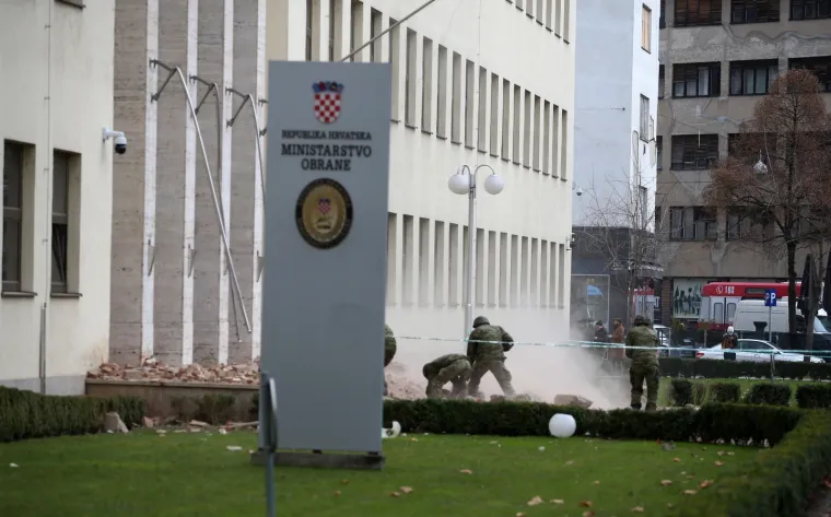 I ZAGREBU IMA &Scaron;TETE: Fao dio fasade s Ministarstva obrane; Liječnici i pacijenti nakon potresa izletjeli na ulicu