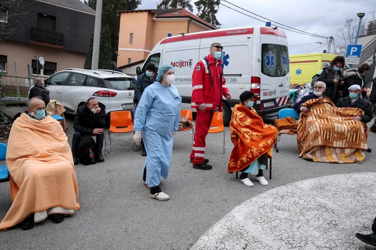 I ZAGREBU IMA &Scaron;TETE: Fao dio fasade s Ministarstva obrane; Liječnici i pacijenti nakon potresa izletjeli na ulicu