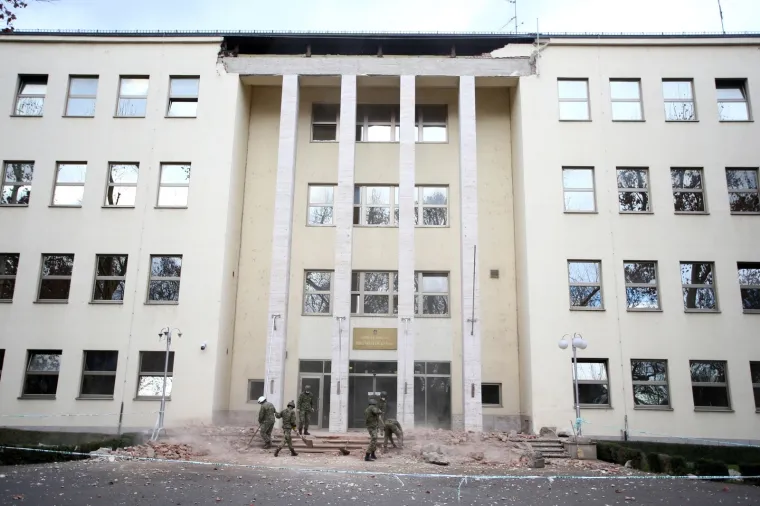 I ZAGREBU IMA &Scaron;TETE: Fao dio fasade s Ministarstva obrane; Liječnici i pacijenti nakon potresa izletjeli na ulicu