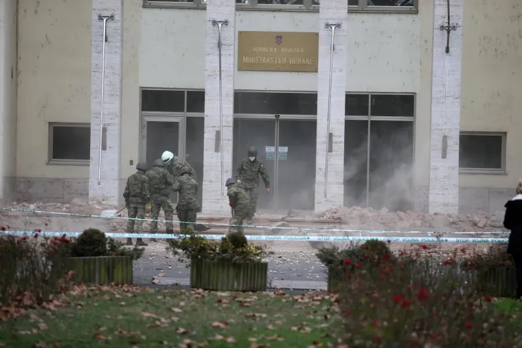 I ZAGREBU IMA &Scaron;TETE: Fao dio fasade s Ministarstva obrane; Liječnici i pacijenti nakon potresa izletjeli na ulicu