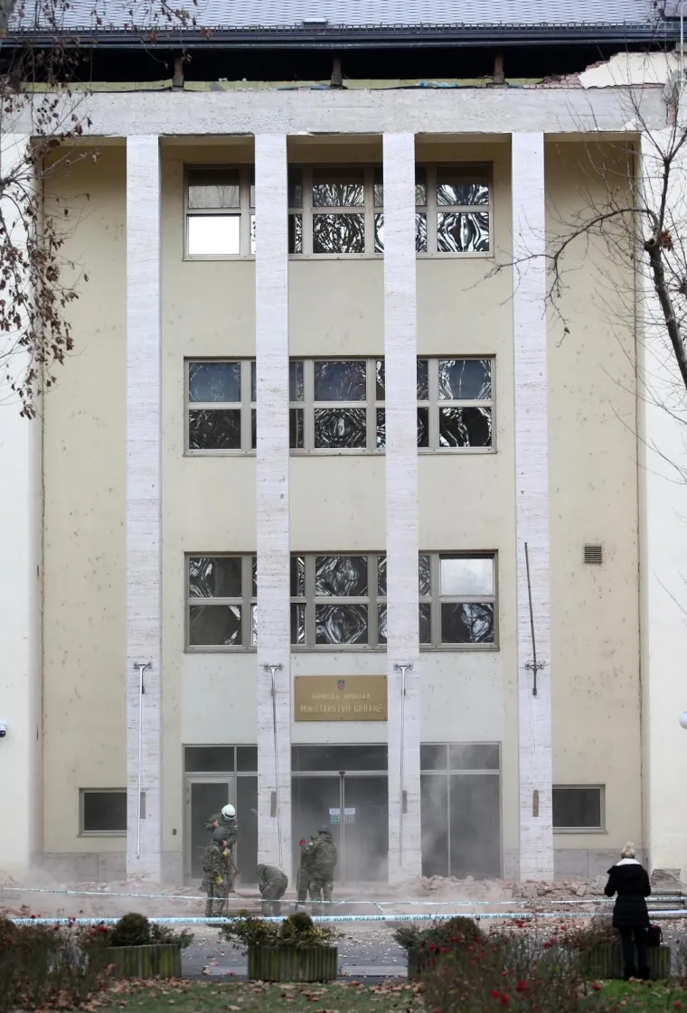 I ZAGREBU IMA &Scaron;TETE: Fao dio fasade s Ministarstva obrane; Liječnici i pacijenti nakon potresa izletjeli na ulicu
