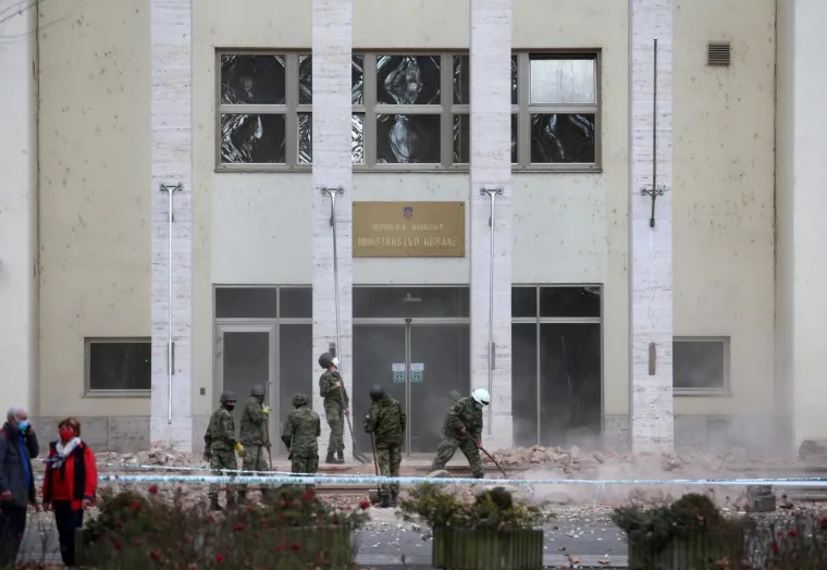 I ZAGREBU IMA &Scaron;TETE: Fao dio fasade s Ministarstva obrane; Liječnici i pacijenti nakon potresa izletjeli na ulicu