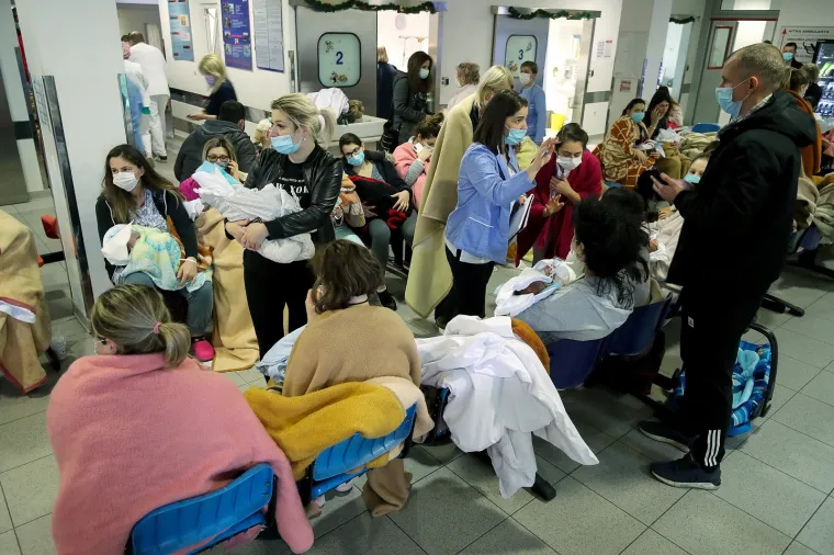 I ZAGREBU IMA &Scaron;TETE: Fao dio fasade s Ministarstva obrane; Liječnici i pacijenti nakon potresa izletjeli na ulicu