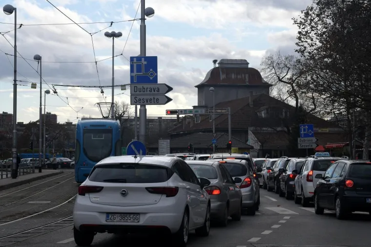 Nakon potresa velike prometne gužve i zastoj tramvaja u &Scaron;ubićevoj ulici