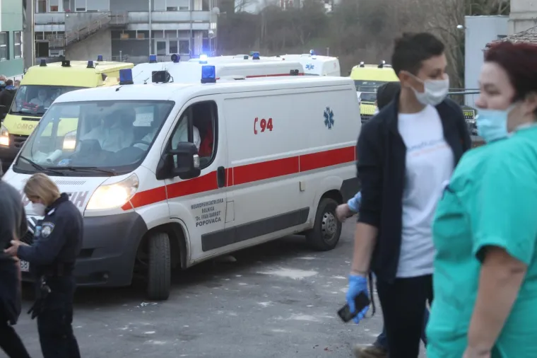 Ispred sisačke bolnice nakon potresa skupilo se mno&scaron;tvo ljudi