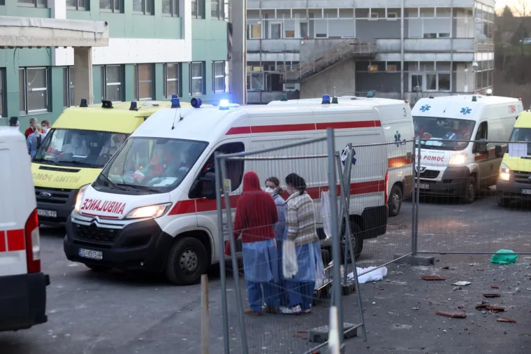 Ispred sisačke bolnice nakon potresa skupilo se mno&scaron;tvo ljudi