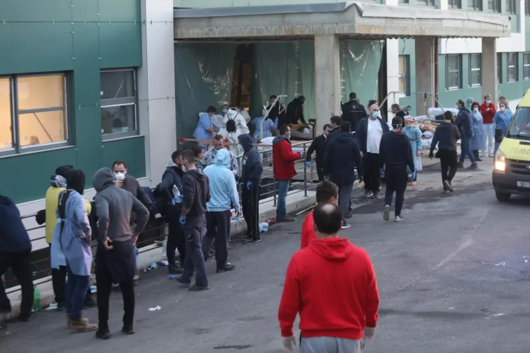 Ispred sisačke bolnice nakon potresa skupilo se mno&scaron;tvo ljudi