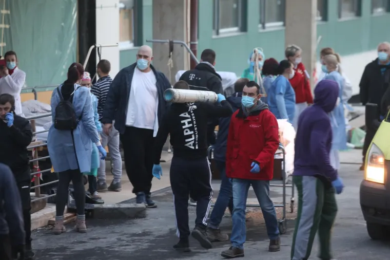 Ispred sisačke bolnice nakon potresa skupilo se mno&scaron;tvo ljudi