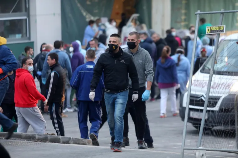 Ispred sisačke bolnice nakon potresa skupilo se mno&scaron;tvo ljudi