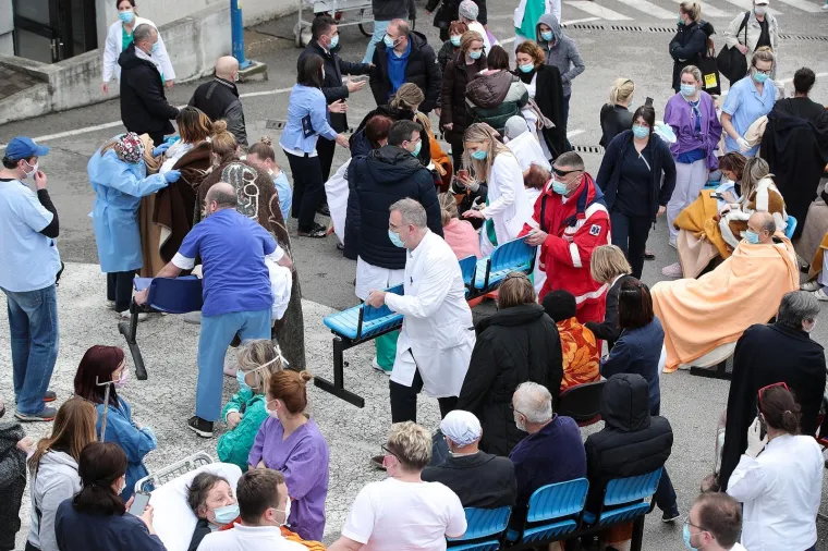 Iza&scaron;li ispred bolnice