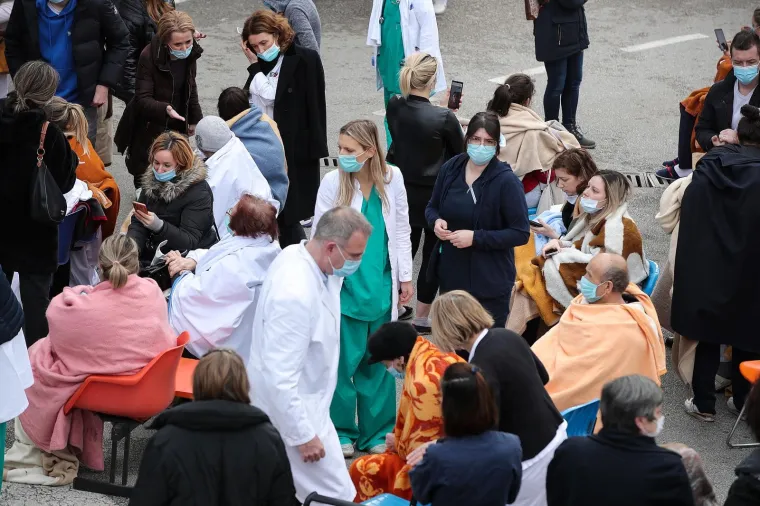 Iza&scaron;li ispred bolnice