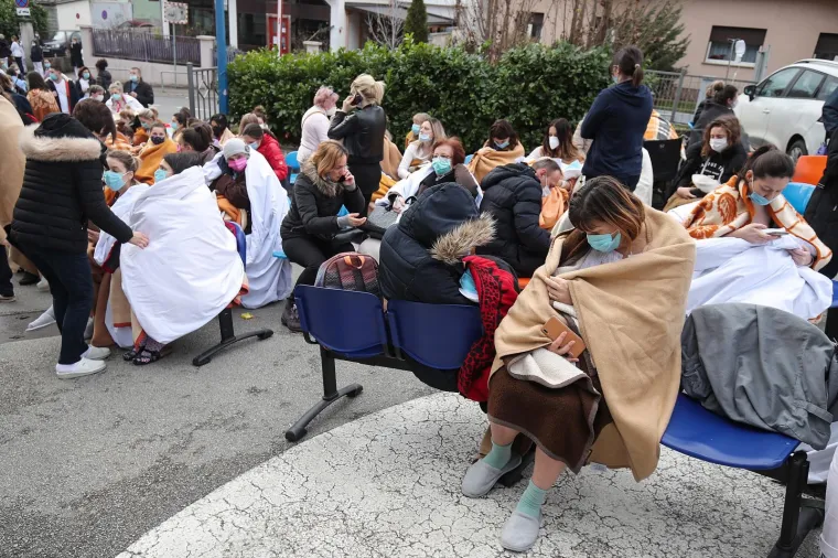 Iza&scaron;li ispred bolnice