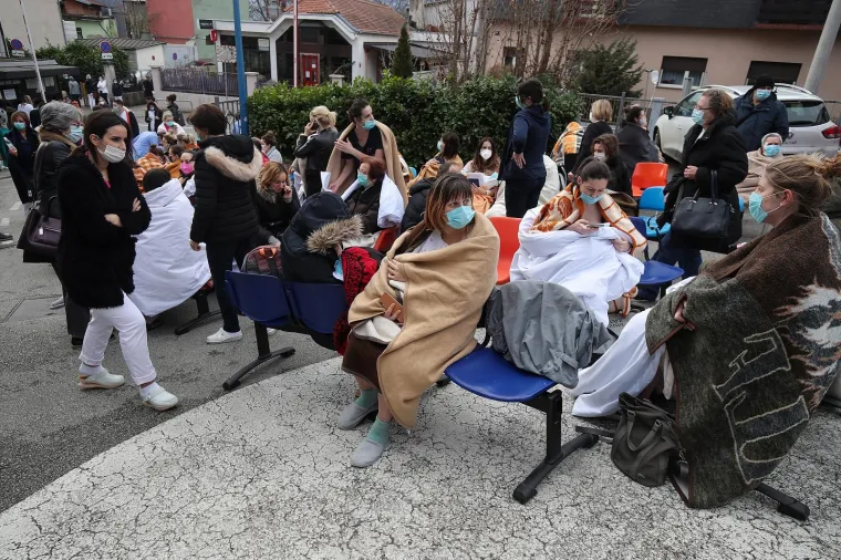 Iza&scaron;li ispred bolnice