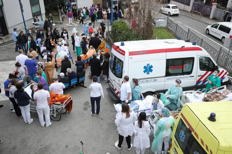 Iza&scaron;li ispred bolnice