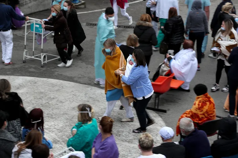 Iza&scaron;li ispred bolnice