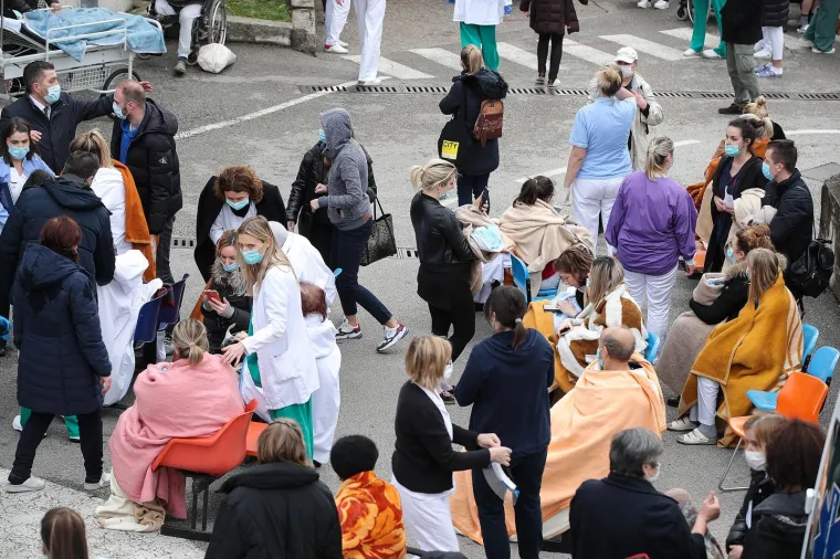 Iza&scaron;li ispred bolnice