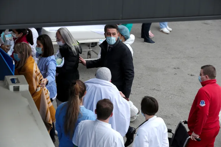 Iza&scaron;li ispred bolnice