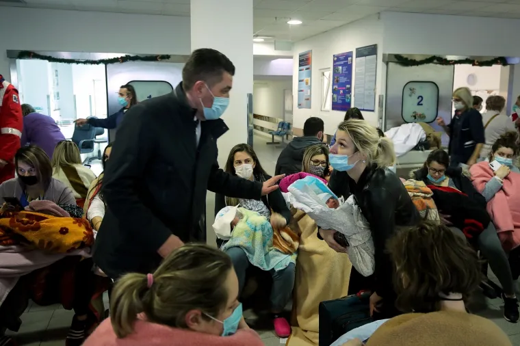 Iza&scaron;li ispred bolnice