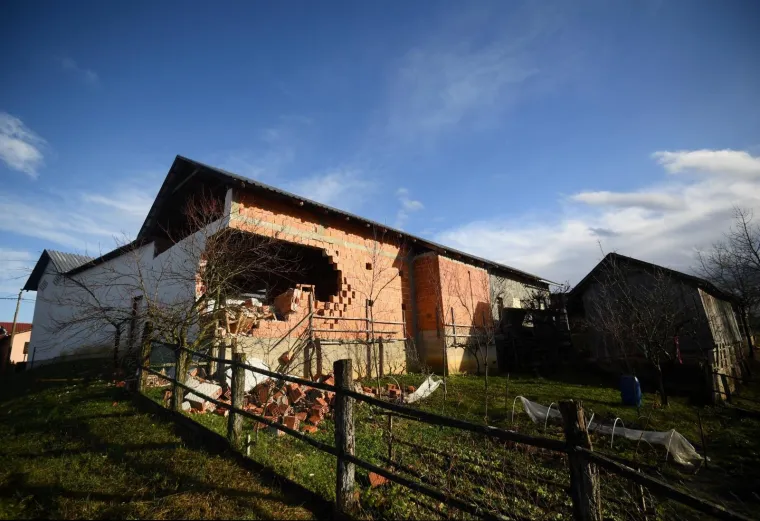 Suze ovog čovjeka dok grli svog sina govore vi&scaron;e od tisuću riječi... Iza je njihova razru&scaron;ena kuća