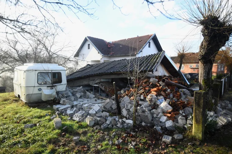 Suze ovog čovjeka dok grli svog sina govore vi&scaron;e od tisuću riječi... Iza je njihova razru&scaron;ena kuća
