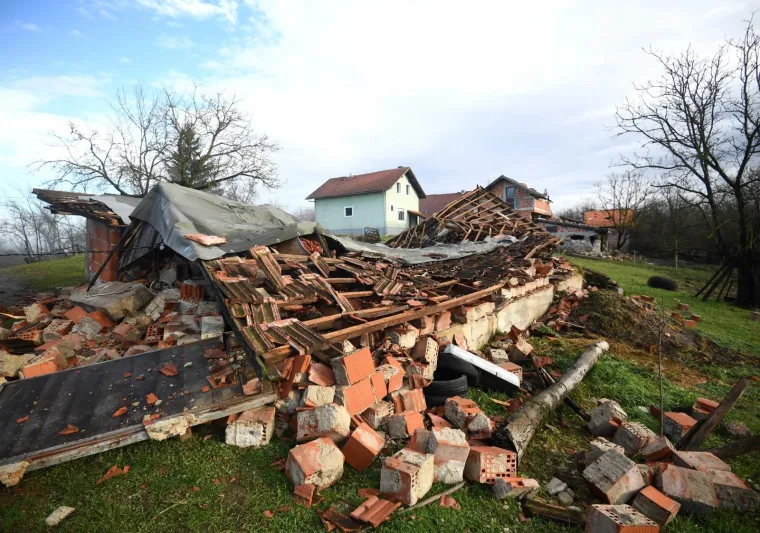 Suze ovog čovjeka dok grli svog sina govore vi&scaron;e od tisuću riječi... Iza je njihova razru&scaron;ena kuća