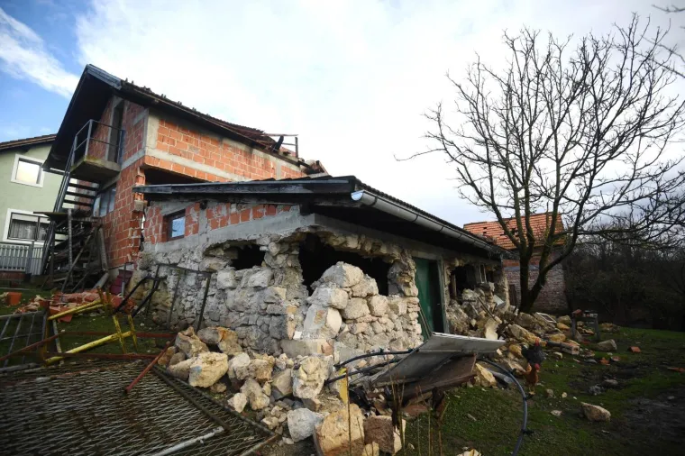 Suze ovog čovjeka dok grli svog sina govore vi&scaron;e od tisuću riječi... Iza je njihova razru&scaron;ena kuća