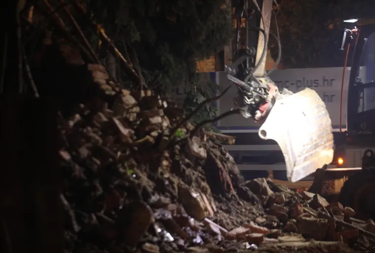 Jo&scaron; jedna neizvjesna noć pred građanima Siska, Petrinje, Gline i okolice. Foto: Marin Tironi/PIXSELL