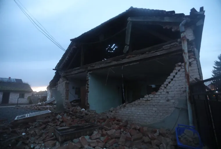 Jo&scaron; jedna neizvjesna noć pred građanima Siska, Petrinje, Gline i okolice. Foto: Marin Tironi/PIXSELL