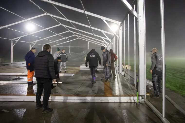 Radnici u Glini podižu sator za ljude čije su kuće uni&scaron;tene u potresu. Nekoliko obitelji noći u automobilima i kombijima na ko&scaron;arkaskom igrali&scaron;tu. Foto: Davor Puklavec/PIXSELL