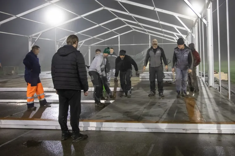 Radnici u Glini podižu sator za ljude čije su kuće uni&scaron;tene u potresu. Nekoliko obitelji noći u automobilima i kombijima na ko&scaron;arkaskom igrali&scaron;tu. Foto: Davor Puklavec/PIXSELL