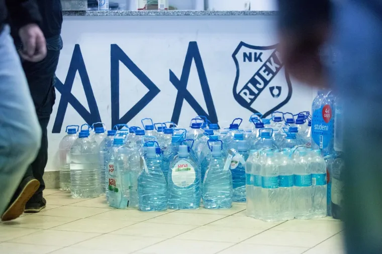 Klub navijača Armada Rijeka stavio se na raspolaganje svim institucijama koje rukovode kriznom situacijom na području Republike Hrvatske pogođenim potresom. Građani, simpatizeri i navijači kluba doniraju  tople jakne, deke, obuću, konzerviranu hranu, vodu, higijenske potrep&scaron;tine  za pomoć građanima i službama na podrućjima pogođenim potresom. Foto: Nel Pavletic/PIXSELL
