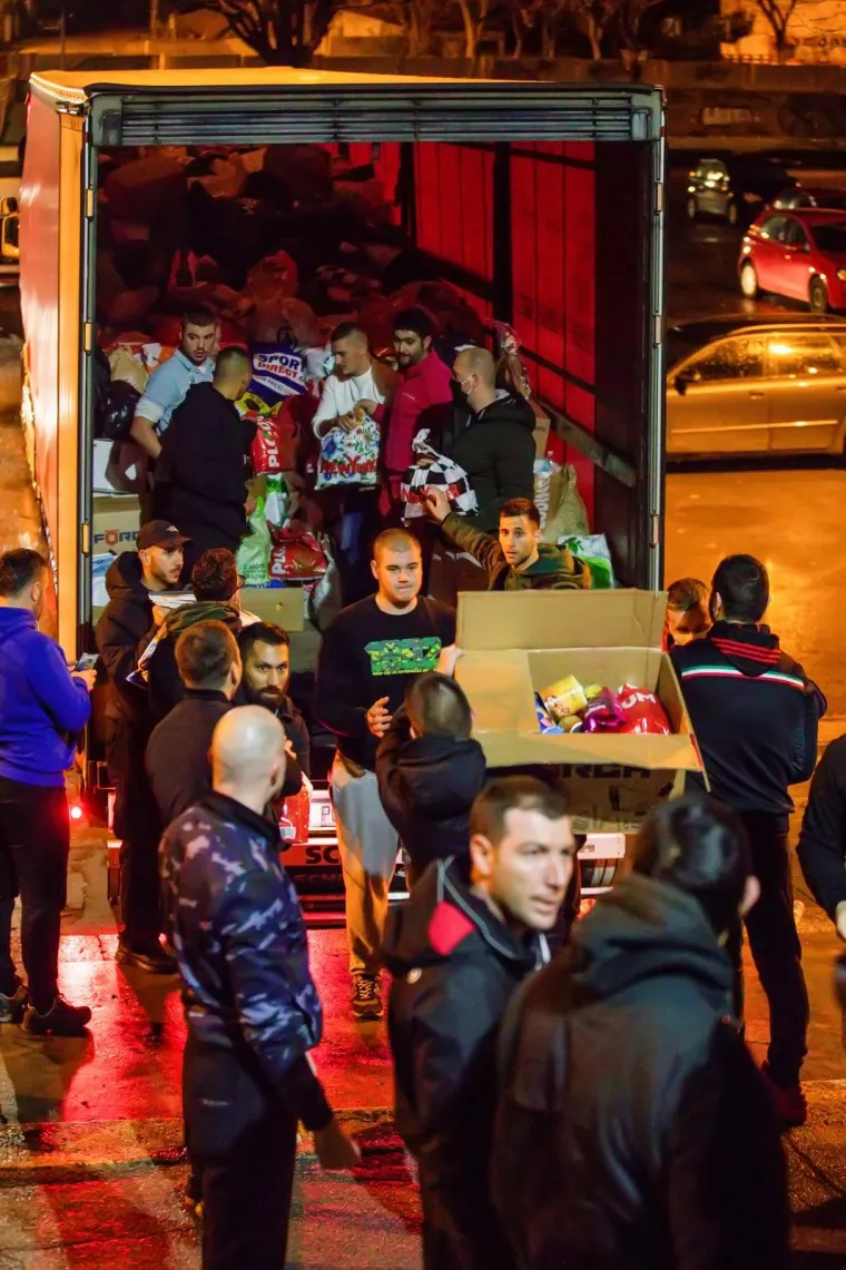 Navijači NK Istra 1961, Demoni, organizirali su skupljanje hrane i odjeće te hitne potrep&scaron;tine za stradale u Sisačko - moslavčkoj županiji. Demoni su na svojoj Facebok stranici objavili da skupljaju pomoc i Pulezani su reagirali donosivsi sve potrebno. Oko 22 sata prema stradalom podrucju krenuo je sleper od 100 kubika prepun svakakvih potrebnih stvari za stradale.