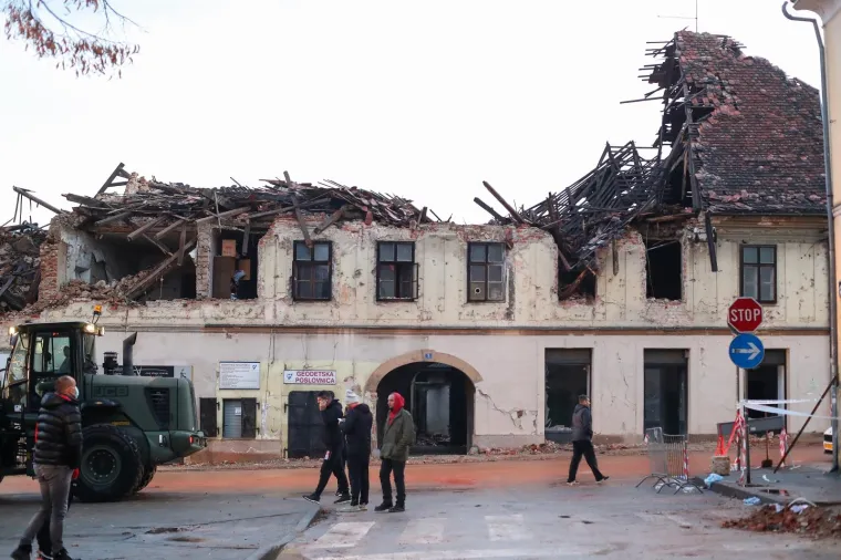 JUTRO NAKON RAZORNOG POTRESA KOJI JE ODNIO SEDAM ŽIVOTA: Ovako Petrinja izgleda danas...