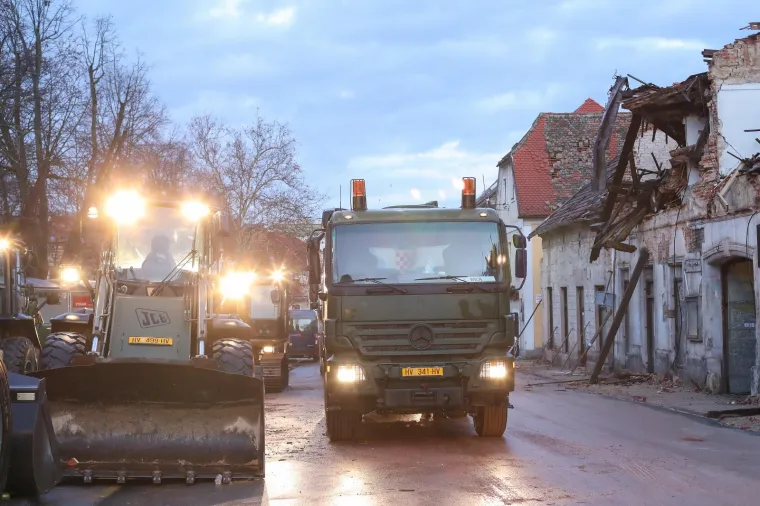 JUTRO NAKON RAZORNOG POTRESA KOJI JE ODNIO SEDAM ŽIVOTA: Ovako Petrinja izgleda danas...