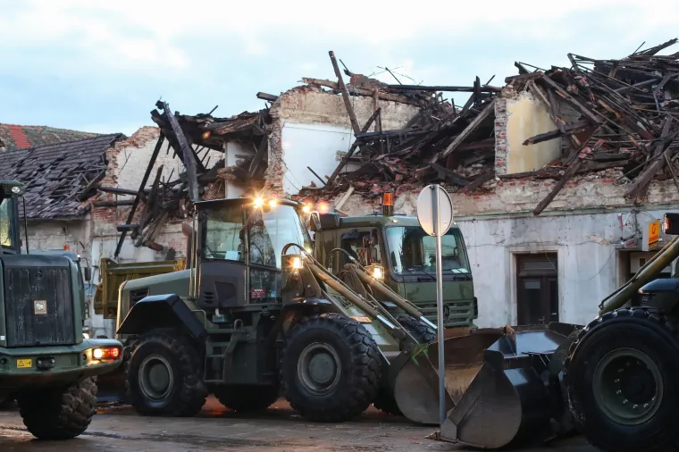 JUTRO NAKON RAZORNOG POTRESA KOJI JE ODNIO SEDAM ŽIVOTA: Ovako Petrinja izgleda danas...