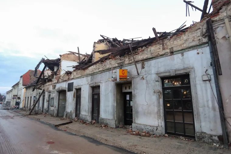 JUTRO NAKON RAZORNOG POTRESA KOJI JE ODNIO SEDAM ŽIVOTA: Ovako Petrinja izgleda danas...