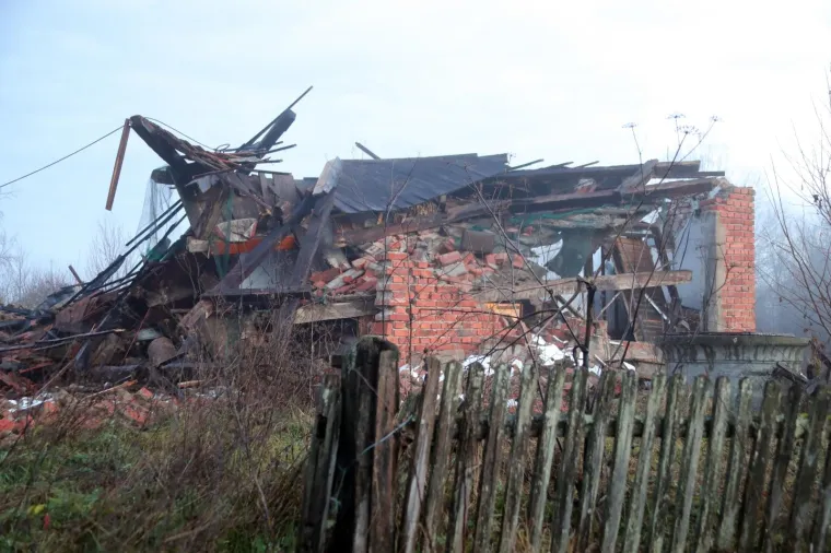 Majska Poljana - Selo na glinskom području koje je najviše stradalo u potresu. Snažan potres pogodio je jučer Hrvatsku, epicentar potresa magnitude 6,2 je bio 3 kilometra od Petrinje.