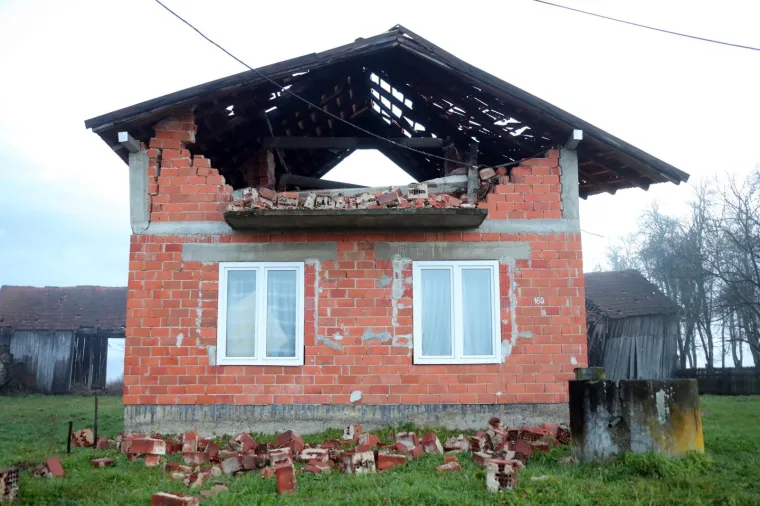 POGLEDAJTE MJESTO KOJE JE NAJTEŽE STRADALO: Užasni prizori razrušenih kuća u razornom potresu kod Petrinje