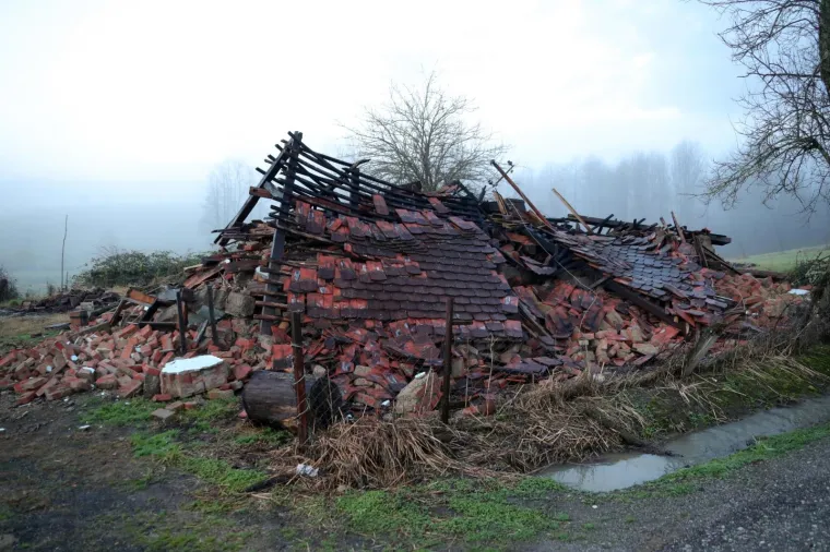 POGLEDAJTE MJESTO KOJE JE NAJTEŽE STRADALO: Užasni prizori razrušenih kuća u razornom potresu kod Petrinje