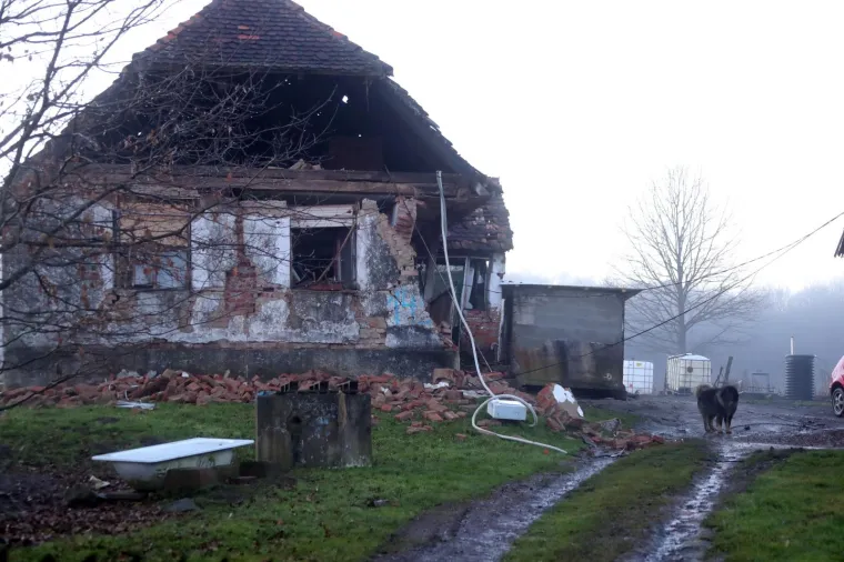 POGLEDAJTE MJESTO KOJE JE NAJTEŽE STRADALO: Užasni prizori razrušenih kuća u razornom potresu kod Petrinje