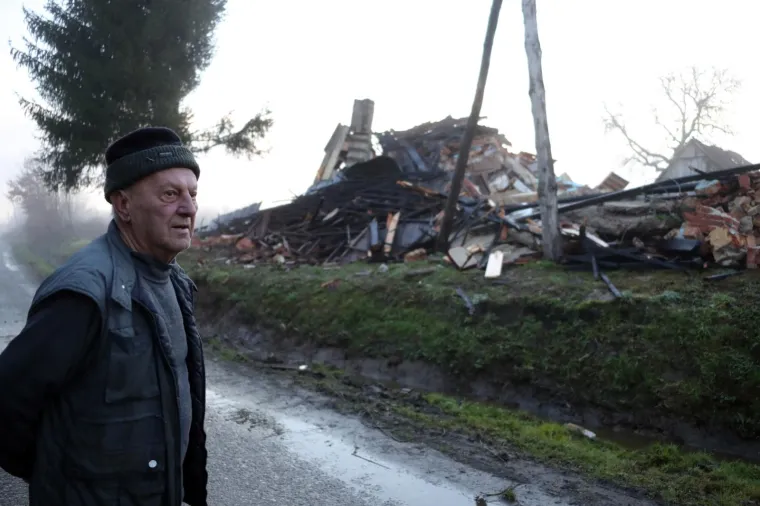 POGLEDAJTE MJESTO KOJE JE NAJTEŽE STRADALO: Užasni prizori razrušenih kuća u razornom potresu kod Petrinje