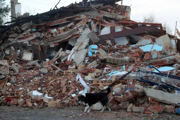POGLEDAJTE MJESTO KOJE JE NAJTEŽE STRADALO: Užasni prizori razrušenih kuća u razornom potresu kod Petrinje