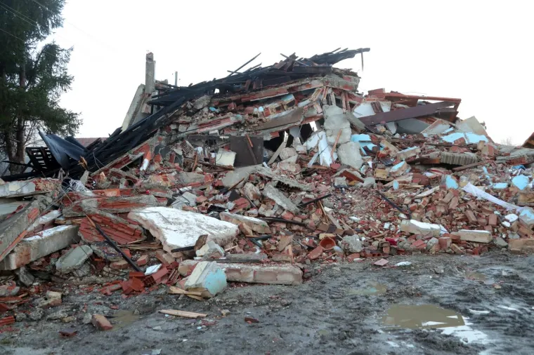 POGLEDAJTE MJESTO KOJE JE NAJTEŽE STRADALO: Užasni prizori razru&scaron;enih kuća u razornom potresu kod Petrinje