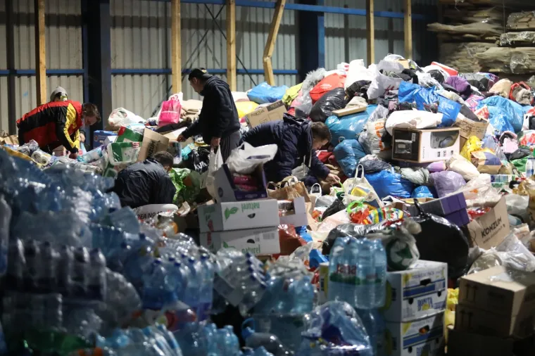 Hrvati opet pokazali veliko srce: Ovako izgleda drvni centar Glina gdje se sakuplja pomoć za stradale u potresu