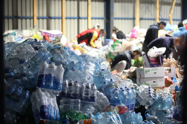 Hrvati opet pokazali veliko srce: Ovako izgleda drvni centar Glina gdje se sakuplja pomoć za stradale u potresu