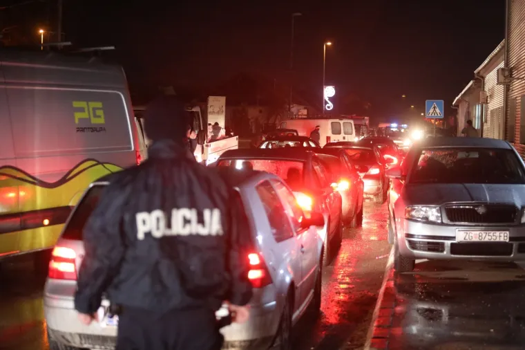 Hrvati opet pokazali veliko srce: Ovako izgleda drvni centar Glina gdje se sakuplja pomoć za stradale u potresu