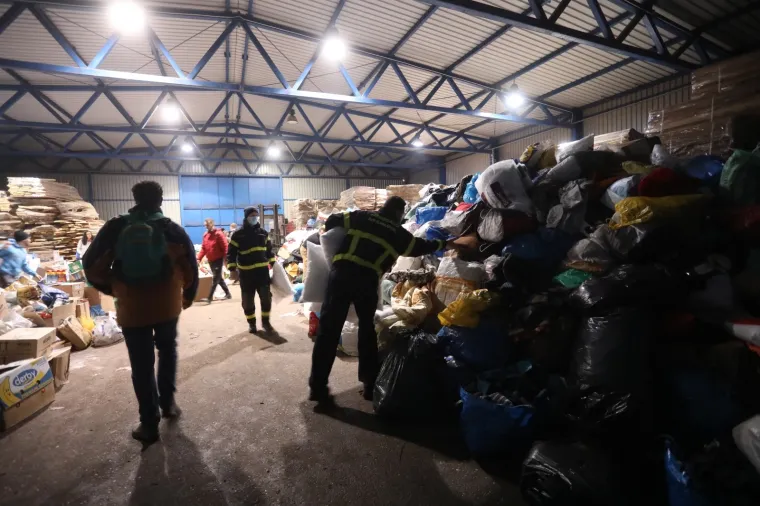 Hrvati opet pokazali veliko srce: Ovako izgleda drvni centar Glina gdje se sakuplja pomoć za stradale u potresu